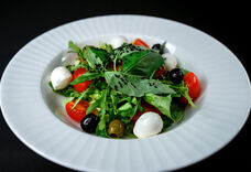 Салат Капрезе с рукколой и черри