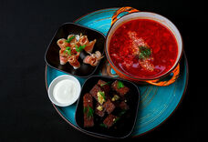 Борщ с салом и гренками